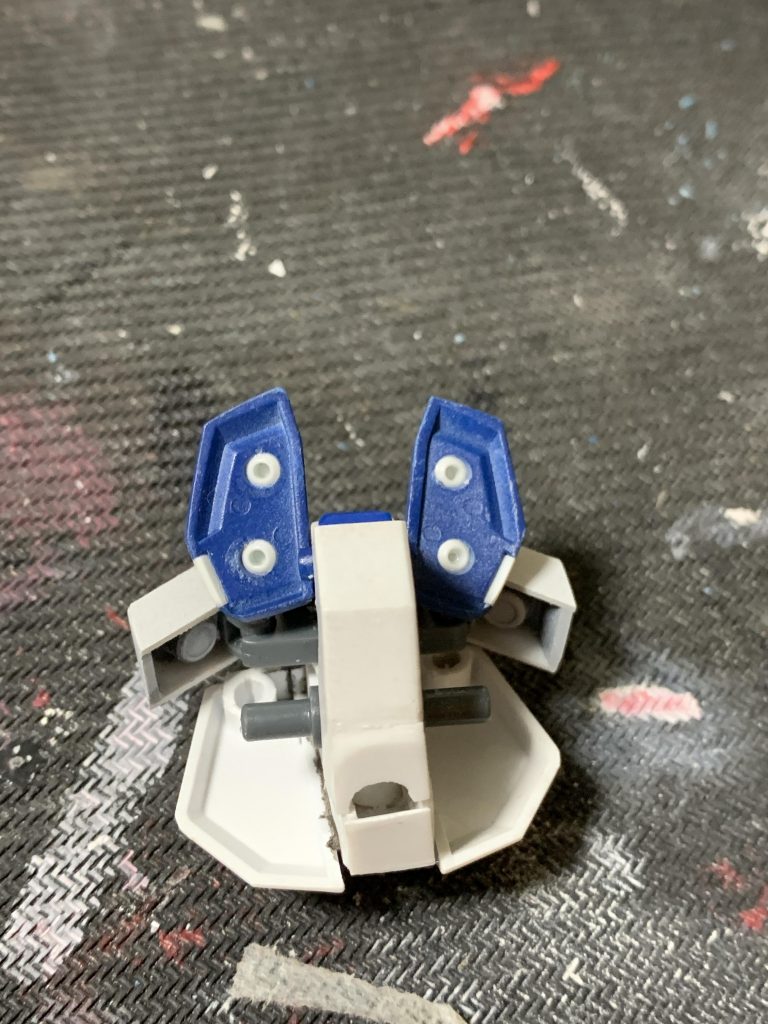 腰部分は中身をGBNガードフレームの余剰パーツをトリスタンのパーツで挟んでいます。スカートは、Vガンダム、横はエルドラドートレスのを干渉しない程度に削っています