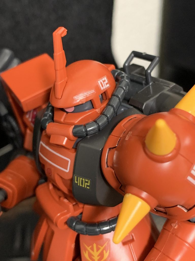 この角度は私は大好きです。ザクの顔って不思議ですよね。たこみたいな口、ピンクの一つ目、ヘルメット状の頭。かっこいい要素薄いじゃないですか。。。でもカッコいい!写真は今見ると、流石にアップは厳しいですね。ゲート跡がいっぱーい!一通り撫で回したあとにガンダムマーカーを通販で取り寄せて墨入れをしてみたのですが、汚いですよね。赤の機体でこの汚さ…ガンダム系の白機体に入れたらと思うと、墨入れはもうできないっす。