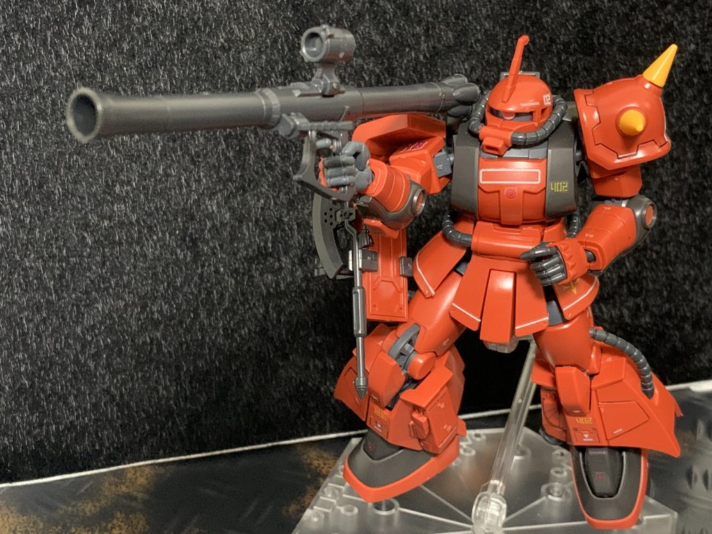 バズーカ装備してみたり、アクションポーズをつけられるのがいいですよね!でもさ、手首と武器がポロポロ落ちるんですよ。ちまちま取り付けて、落として…。あぁぁぁっ!イライラするっ!!でもね、頑張ってつけるんですよ。泣きはしませんがぷるぷるしながら。ポーズが決まるとやっぱりかっこいいんですわ。今までの苦労が一気に昇華していくように、パチンコで負けが続いている中大勝ちしたときのように。あぁきっと、もっと複雑なやつ買ったら気持ちいいんだろうなぁ(どM)と思いさらに沼にはまっていくのでした。次回へ続く。