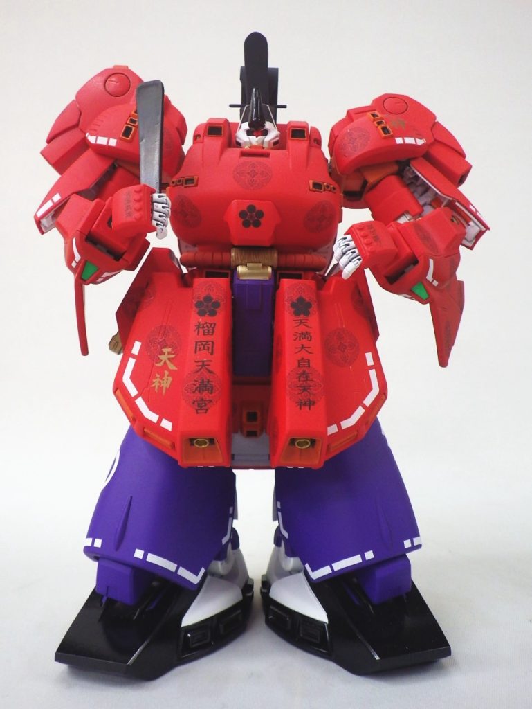 紫の袴に赤い袍、黒の冠、焦げ茶色の笏を手に持つ。