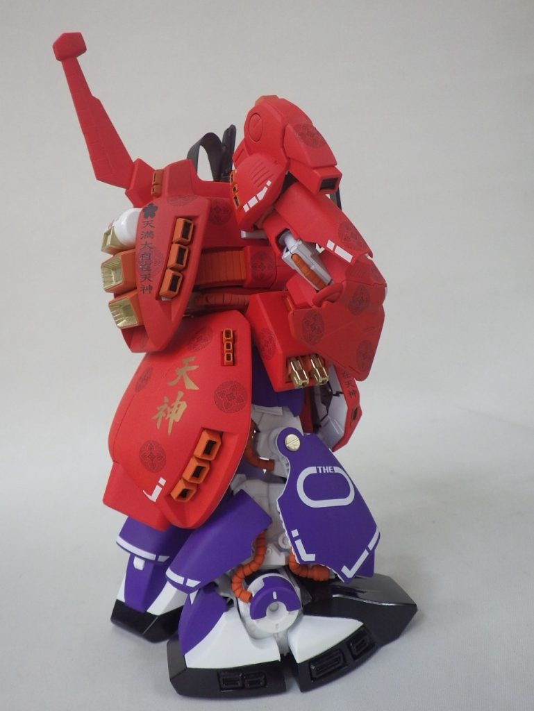 背中の羽根を腕に移植して袖のディテールとした。