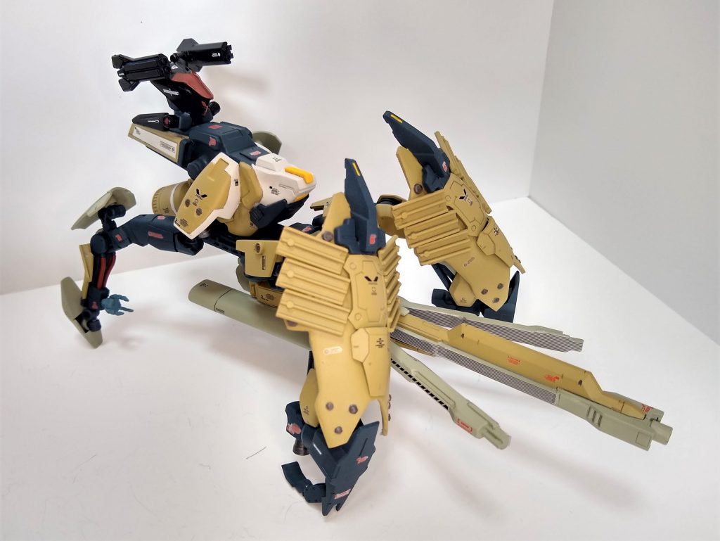 ラジエーターフィンの表現として、漫画用スクリーントーンを使ってみました。シールド裏にも貼りましたが、接着や塗装に難ありです。何かしらの対策をすれば、面白い使い道がありそうです。