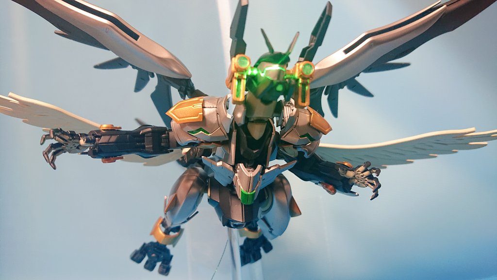 この機体はダークネスゴリラ熱盛氏の超神異星龍ジークダナジンノヴァのデータを基に作られており、レベルやコアといったシステムも一部引き継がれている。・『レベル』…機体の心臓部であるコアにエネルギーをチャージすることで最大でレベル3まで上昇し、レベルに応じて機体性能を解放する。レベル1～ 3:合体変形機の相手機体のロックオンをこの機体へ固定し、強制的に戦闘へと持ち込む。レベル2～3:合体機構持ちとの戦闘時に、この機体の出力を10倍へと跳ね上げる。レベル3:周囲に相手機体の合体機構に干渉するパルスを発生させ、相手は合体機構持ちの機体を分離出来ない。（例:アースリィ→コアガンダム&アースアーマーの状態に出来ない。） 