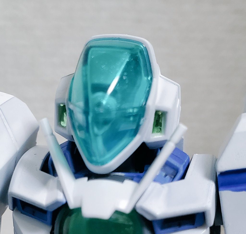 クリアパーツ内側はガンダムマーカーEXのシャインシルバーを塗り、横のモールドにはラピーテープを貼りその上にクリアーのUVレジンを乗せて硬化させていますUVレジンとラピーテープを使ったお手軽クリアパーツ表現は最近のお気に入りで、ライフルのセンサーなどによく使っています