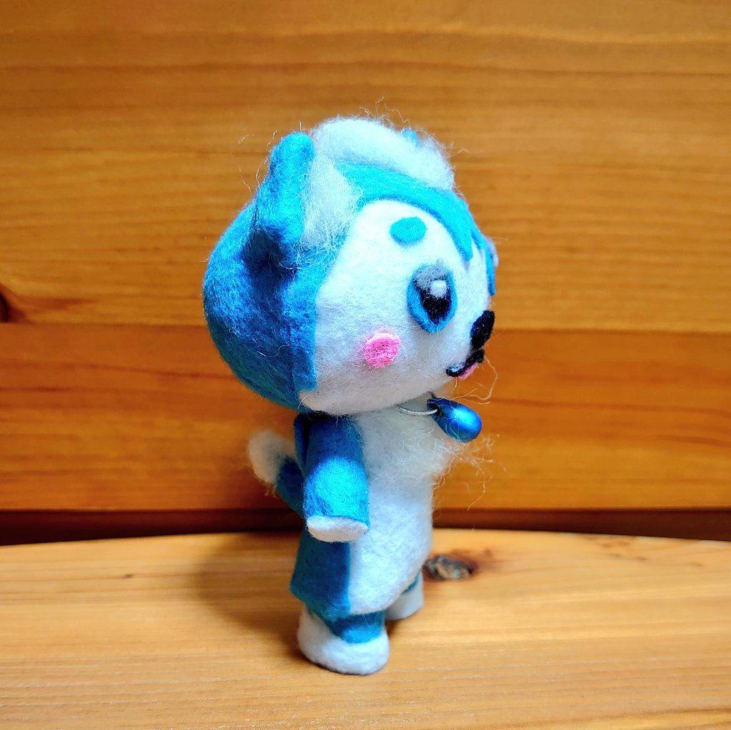 横から見た図。ベースにはドッグコスを使用しました。着ぐるみ感を出したかったので、首飾りにビーズを使った他はシールフェルトと羊毛フェルトです。