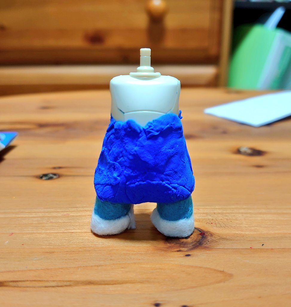 下に広がったような胴体をしているので、ダイソーの軽量樹脂粘土で形を作りました。