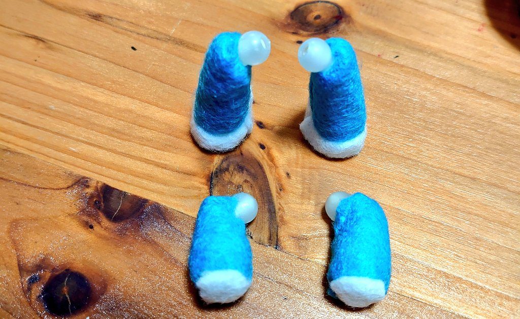 作り始めは手足から。特に足は樹脂粘土で固めてしまうので、先に作っておく必要があります。パーツが小さいため、包みこむので一苦労。