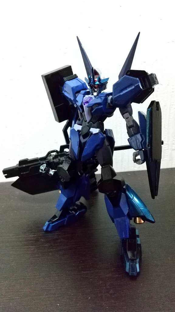 アーマーのみ塗装状態。正直「もうこれで良くない?」と思いました。でもコア部分塗ってみたところ、やはり塗った方が良かった…