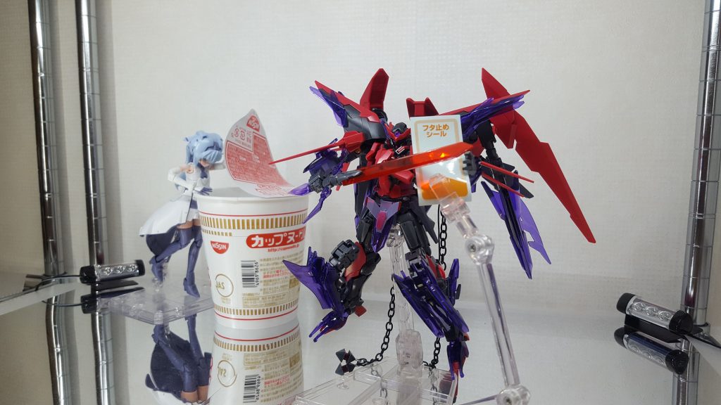 蓋を抑えるためのシールがありますが、こんなものはもう不要ですので・・・斬れないものはあんまり無い剣で切り刻んでやりますみょん。あ、サラちゃんまだ蓋開けちゃだ・・・