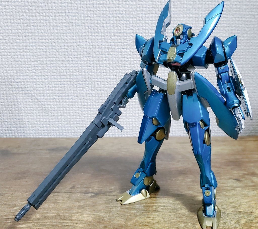 機体自体はストレート組みです塗装はランナーにスプレーで、ツヤ黒→シルバー→クリアーブルーとお手軽キャンディ塗装風で、ゴールド部分はガンダムマーカーで塗りましたそのせいでゲート跡がほぼほぼくっきり見えてしまっているのがご愛嬌