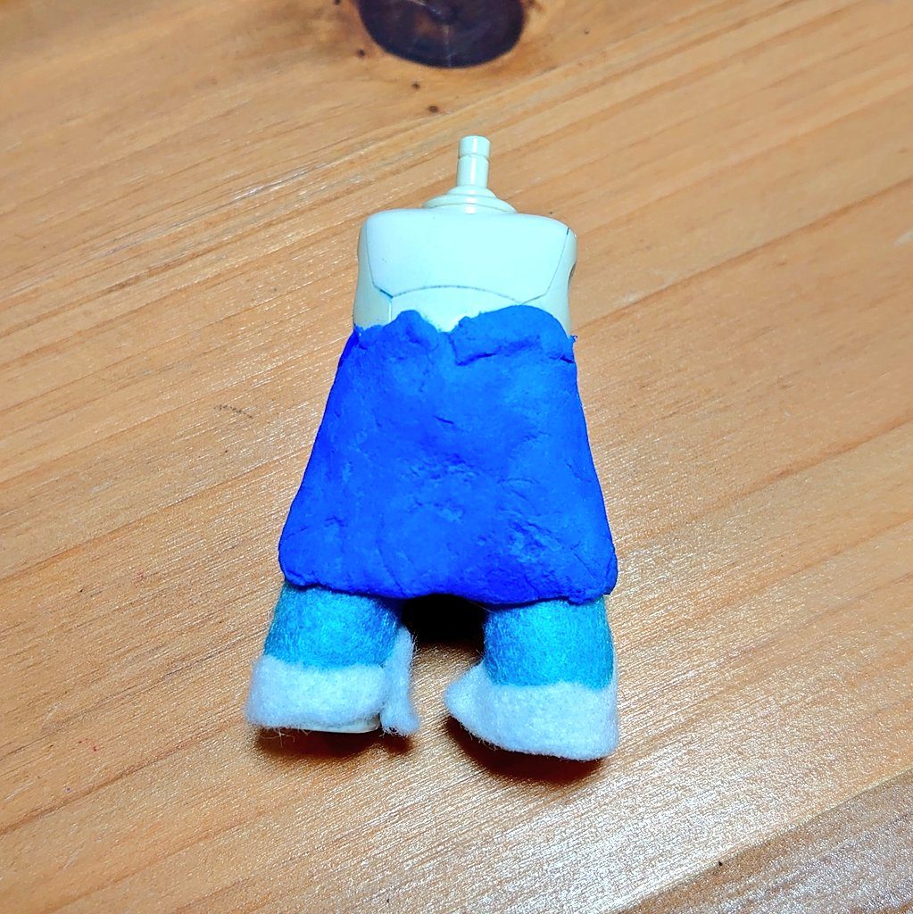 しっかり固まったらヤスリをかけて…