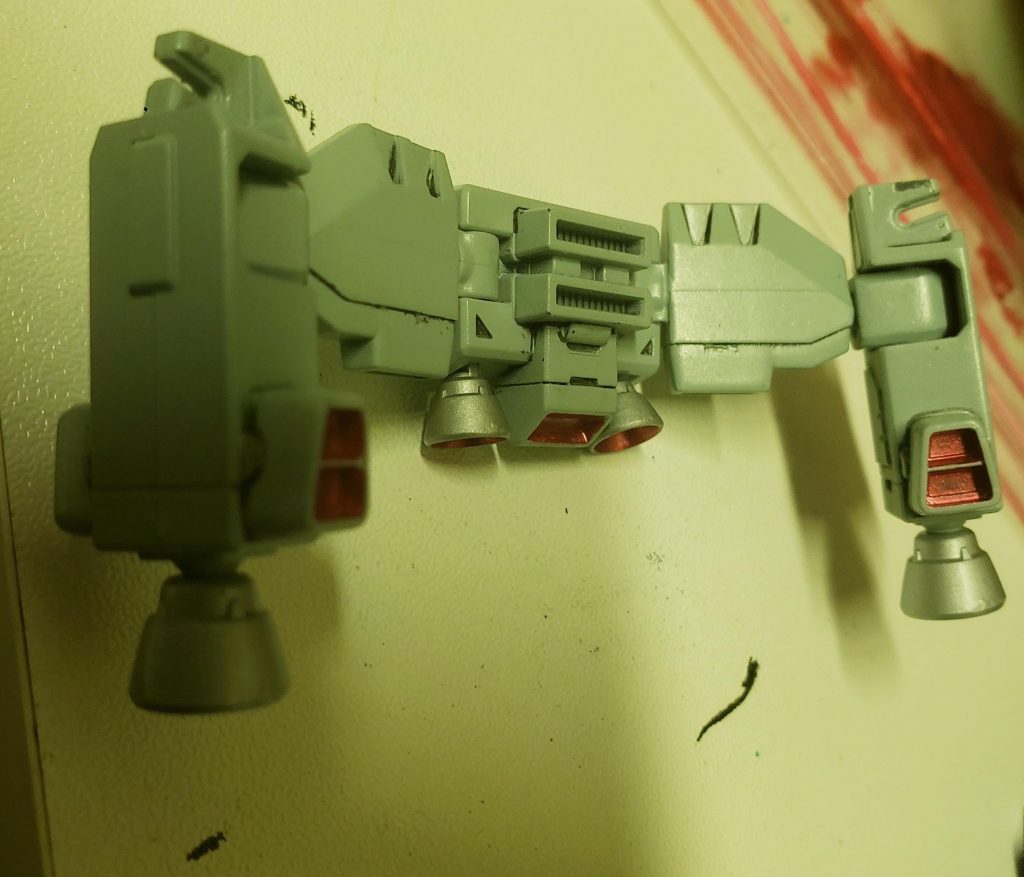 機体色にターコイズブルーとパールライトブルーを使用してる為アクセントをつけるためにバーニアの内部は赤系の色、バーニアポットはシルバーで塗装しました。