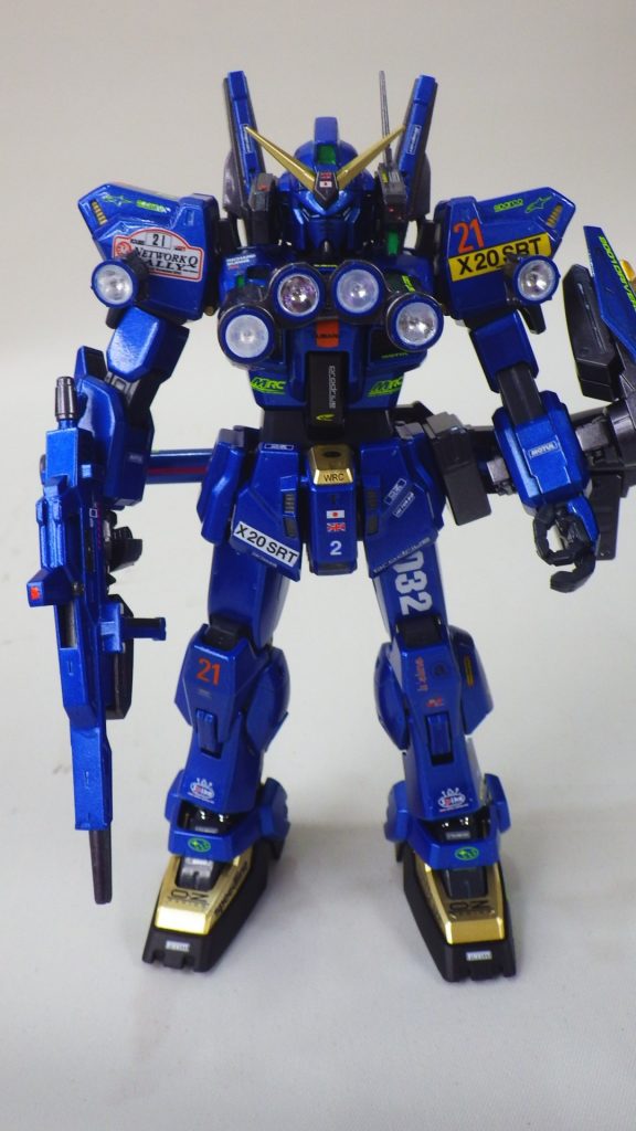 胸・肩のライトポッドはネジオム磁石により脱着可能。