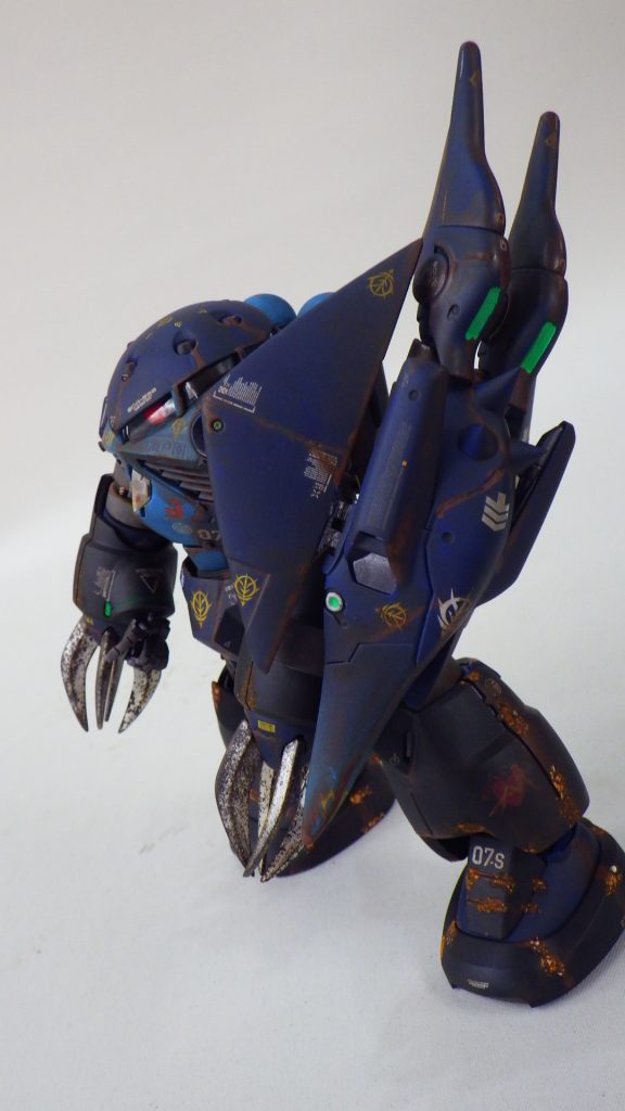 海中でのサイコフレームは謎の発光を開始すると周囲の装甲を激しく腐食させることが判明した。大気中では問題ないが海中での使用は避けるべきという、誰も望んでもいない検証報告をジオニック社へ出している。