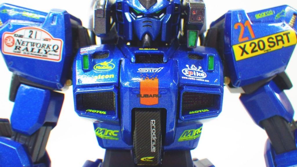 胸の排気ダクトは車であれば吸気口である。従って中にはメッシュとラジエーターが見えないとイカンしラジエーターにはSTiのロゴが。