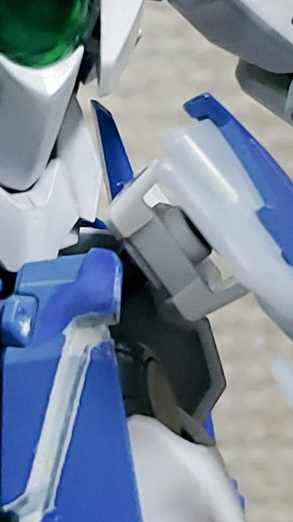 フルクロスを腰に取り付ける為のアダプターとして、ダブルオーガンダムのサイドアーマーを使いました。サイドアーマーを裏表逆にし、GNソード取り付けの為の3mmを機体側にとりつけ、ボールジョイントを外側に向けそこにフルクロスを取り付けています