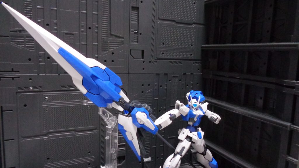 GNチャージスピアGNバスターソードⅡに可動式のGNバーニアを複数配置したGN粒子貯蔵タンクと長柄を取り付けたGN兵装。GNバーニアと先端にGN粒子を集中させた刀身によって突進力を強化しており、多数の敵を相手にしたヒット・アンド・アウェイ戦法を目的としている。