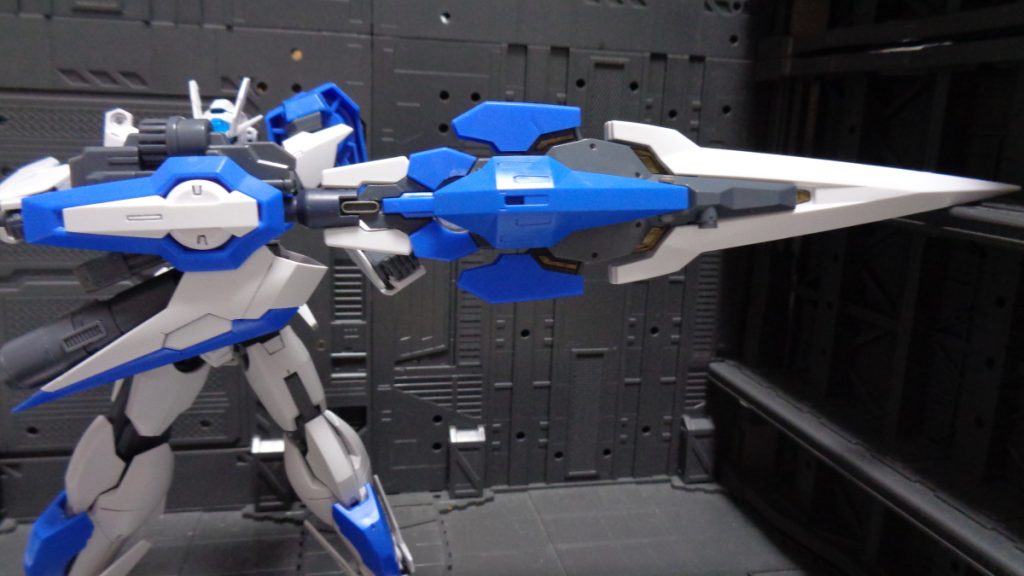 GNバスターソードⅡは装甲を展開・GN粒子を放出してバリアを張ることが可能だったが、本装備の展開形態では放出したGN粒子は更に機動力と貫通力を高めるために使用される。