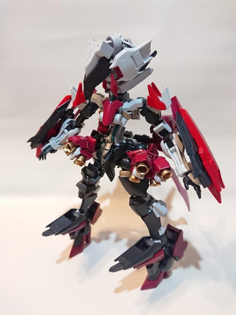 近接特化型のため、全体的に軽装化されています。が、あまりそうも見えませんね(´・ω・`)アレ?赤いフリフリスカートに黒スト&赤のヒールというイメージで作成。アイドルの衣装のようなデザインにしてみました。素体は前回のものをそのまま流用。グリムゲルデのボディをメインに、フェイスと腰部だけバエルです。ドレスはさらにHGグレイズリッターHGエクシア系HGハルートSDシナンジュHGラヴファントムM.S.Gをプラスしてミキシング。