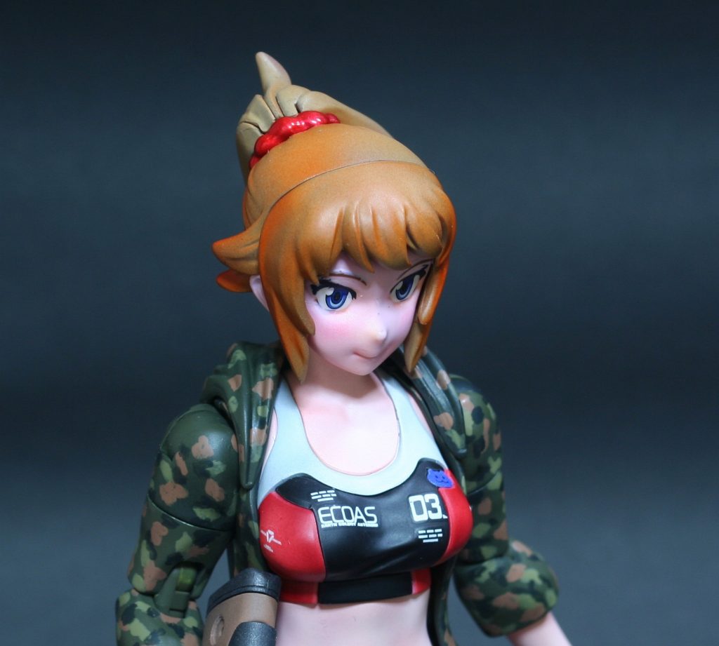 陸上自衛隊っぽい迷彩柄です。オリーブドラブをエアブラシ塗装してから、はるか昔に調合した茶色、暗緑色、ライトグリーンを筆塗りで塗装しました。パーカーは装着状態固定で制作しました。このキット、パーカーの厚みの分だけ肩のジョイントが長く、脱がせると肩幅の広さが目立つんだと思います。パーカーありだと違和感はかなり緩和されます。