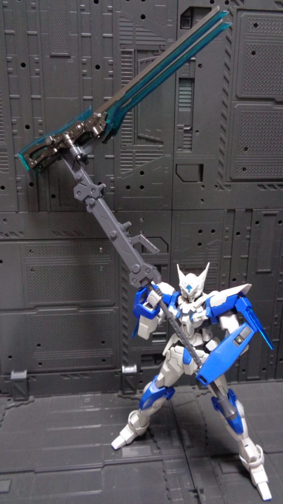 GNヴァリアントサイズ長柄を備えた基部に片刃のGNソードを２枚接続した大鎌の形をしたGN兵装。２枚の刀身の間にGNフィールドを張ることで切断能力を強化している。最大の特徴は基部の伸長によってリーチを変化させられることであり、様々な距離から立ち回ることを目的としている。