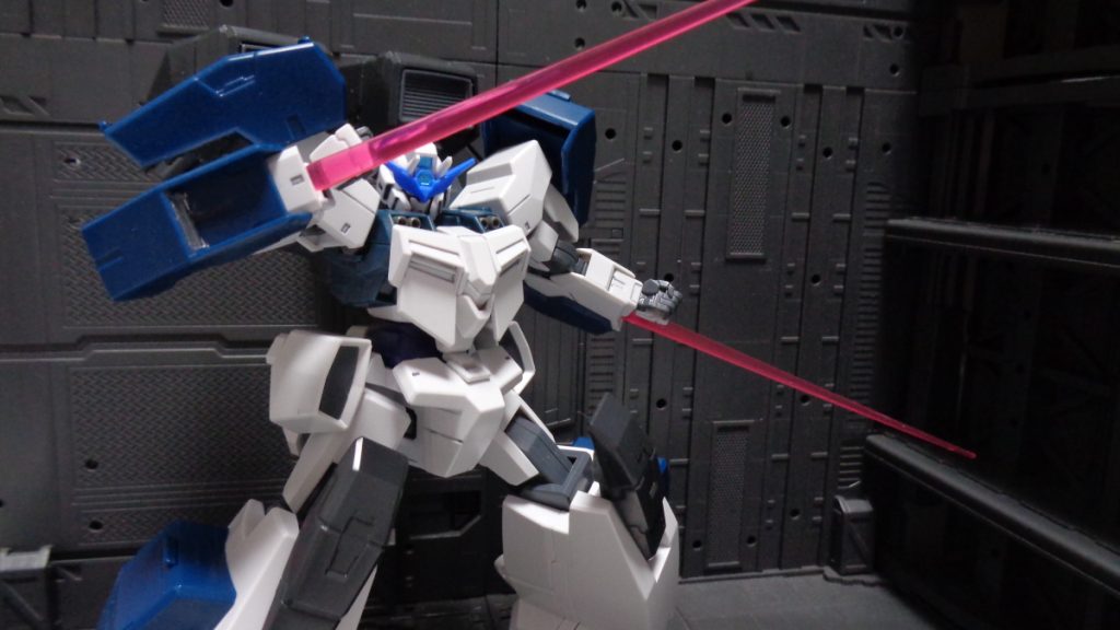 ③GNビームサーベル　GNドライブ搭載機の標準装備。両腕部装甲内の基部から発振する。