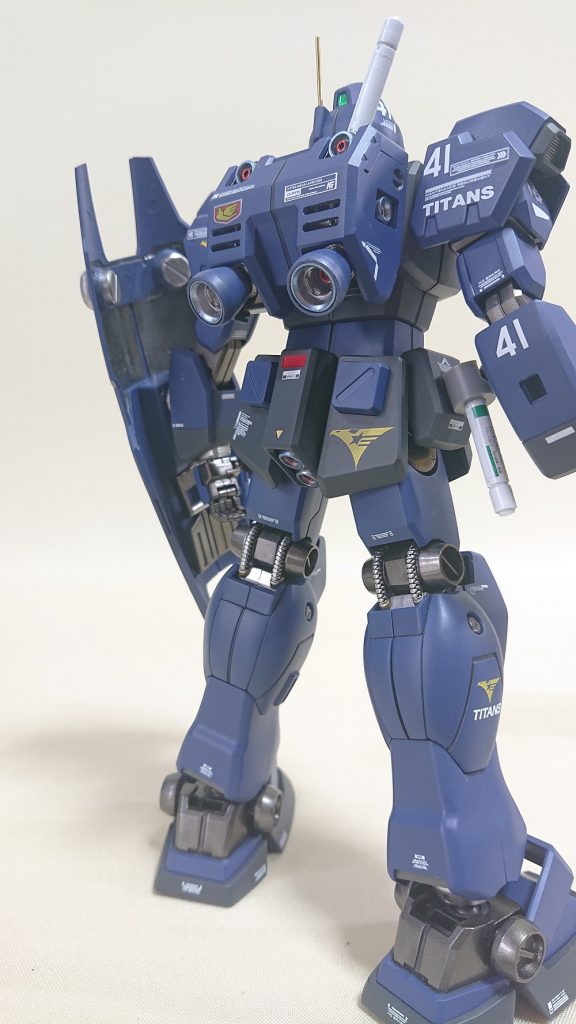 デカールを多めにして情報量を増した。