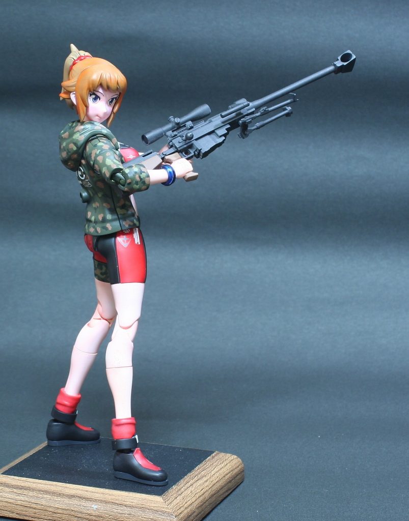 スポーツウェアは闘志を感じさせる黒赤の配色に変更しました。サイクリングウェアみたいだなと思っていたのですが、塗装してみると女子プロレスラーのコスチュームでも通りそうで、結構カッコよく塗装できたと思います。