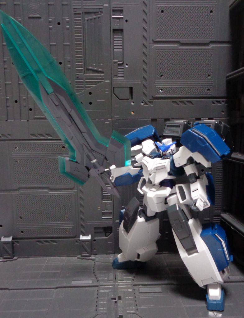 ④GNグレートソード　巨大な粒子熱変換伝導刃を搭載したGNソード。GNフィールド発生装置を内蔵し、盾として使用可能だが、GNフィールドの性能を重視した為にGNバスターソードの様な質量軽減効果を付与するスペースが取れなかった。結果、単純なフレーム強化と、専用の剣撃モーションをプログラムして振り回すことになった。痛設定はココマデ！