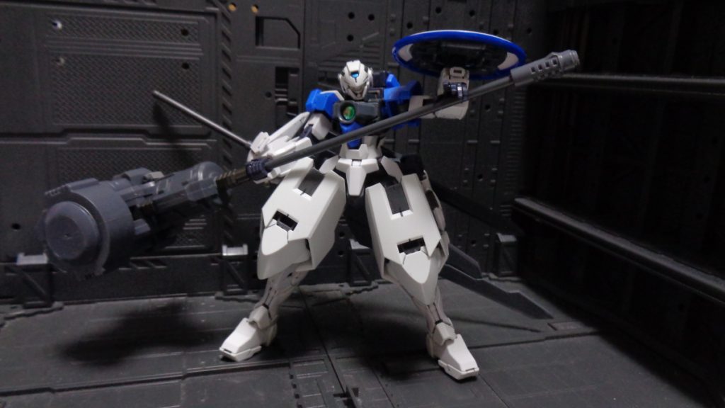 GNブーストハンマー超重量の巨大な戦鎚に疑似GNドライブを接続したGN兵装。ポール型の武器ではあるが戦鎚部の重さ故に柄を短く持つ必要があり、リーチは短い。至近距離戦闘での攻撃に特化しており、GNドライブのスラスターで加速を載せた圧倒的な質量で敵のGNフィールドを抉り取ることを目的としている。