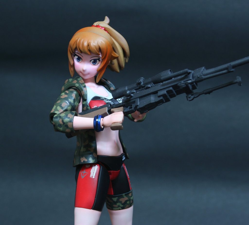 私は女性フィギュア系の作品を作る場合には、ほぼサフレス仕上げで塗装しています。要するに形成色の白~アイボリーの色を生かして、シャドウやハイライトのみ塗装する方法です。そうすると素材が光を透過するため、女性フィギュアに欠かせない透明感のある肌が再現できるのです。が、今回は思う所あって、サフあり塗装です。ピンクサフ>フレームアームズ・ガールカラーのホワイトフレッシュ(ベースの肌色)>サフレスフレッシュピンク(シャドウ)と塗り重ねました。肌色塗装楽しめました!