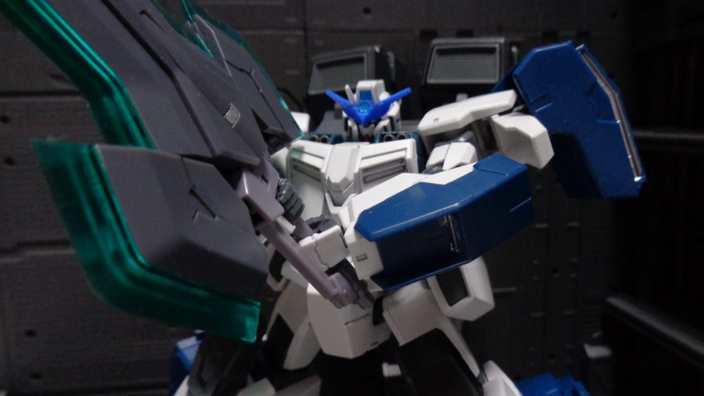 重装甲＋直線加速力＋大剣＝敵は滅ぶ。どうにも銃器の類は改造しようとするとイメージが湧かず、改造用に2つ取っておいたヴァーチェのGNバズーカは直列させようかとか、スラスターにしちゃおうかとか迷走した挙げ句悲しい結果になりました。結局近接武器持った機体に落ち着くんですよね。脳筋だからしかたないね(´・ω・`)