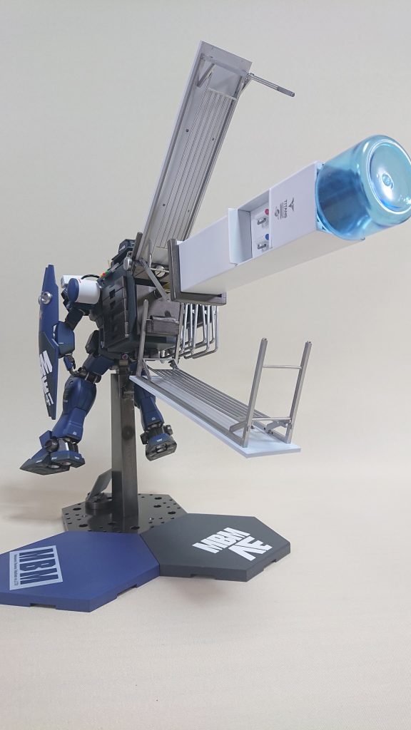 結構な迫力。机と椅子は市販品。それ以外がフルスクラッチ。台座は市販品ですが柱が重量に耐えられず新造。