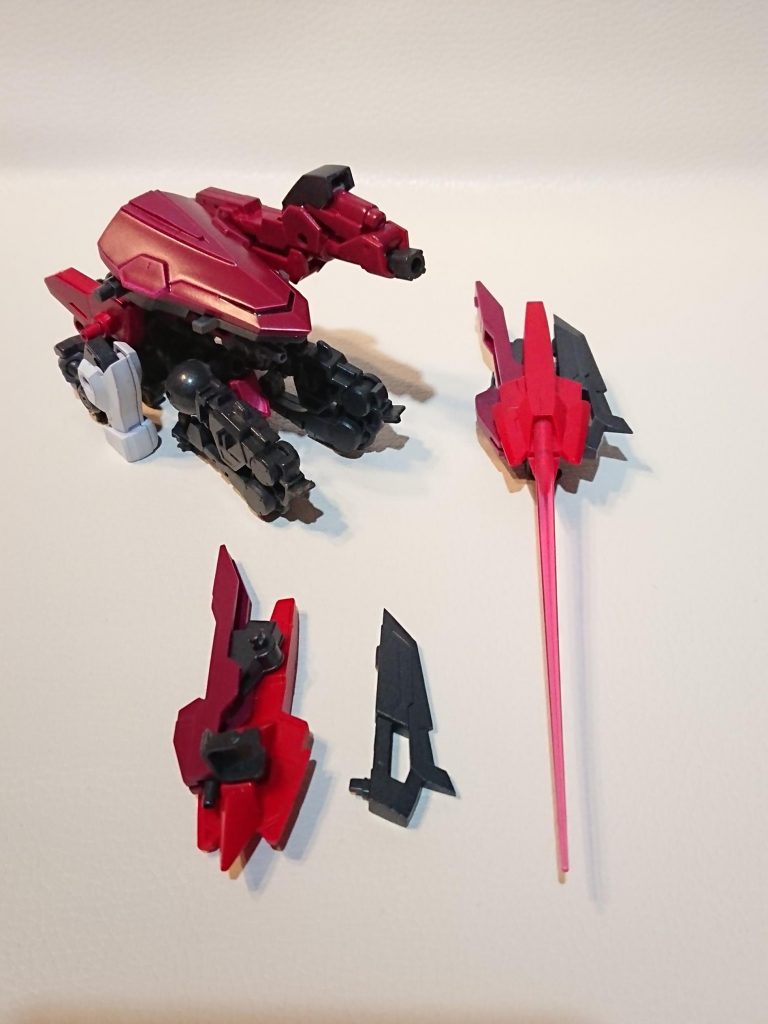 メイン武装の手甲と謎のロイロイ君(嘘メインの戦術は手甲によるラッシュ攻撃。全身のスラスター制御にプラスして、手甲の内蔵スラスターの連動&先端部徹甲エッジの力により、敵装甲に穴を空けるほどのパワーを実現。他にも近接用ブレード、小型バルカン砲を内蔵。緊急用に高出力バーナーも搭載。稼働時間は短いものの、至近距離なら敵の装甲を焼き切ることも可能。一見ビームサーベルに見えますが、バーナーです。えぇ、どう見てもバーナーです。(`・ω・´)近接特化型なので距離を取られるとどうしても不利になるため、ロイロイがちょろちょろ動きながら小型キャノン砲でサポートしてくれます。……という体ですが、実はただの余剰パーツの集合体です(ボソッ