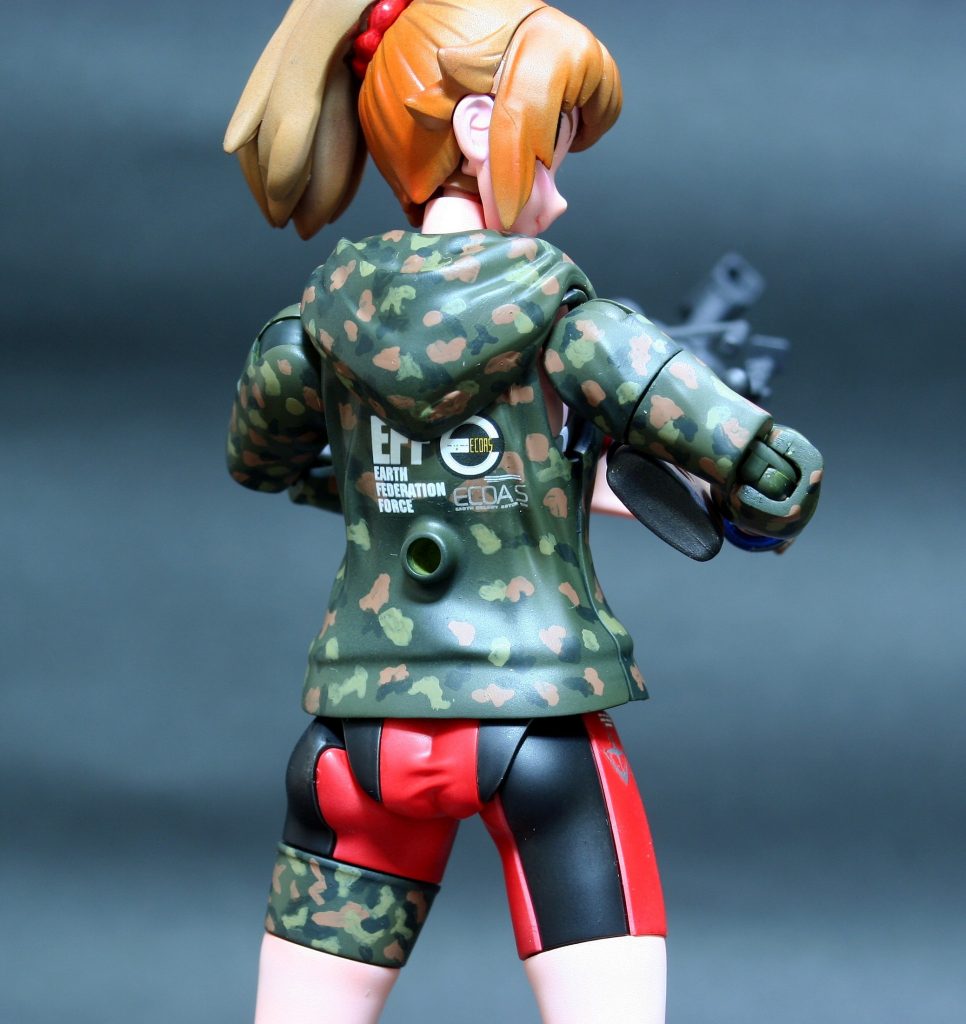 服装には、オラ設定通り、エコーズや連邦地上軍のデカールを貼りました。フードが思ったより大きく、エコーズのエンブレムがほぼ見えなくなってしまいました。