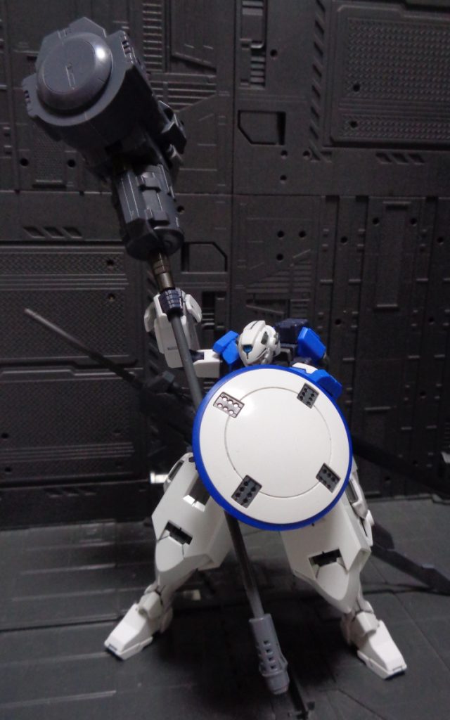 ブーストインパクト！ポールウェポンの宿命でやたら重たく、持たせて立たせるだけでも苦労する有様でした。手首が重量に負けてぽろぽろ取れるし・・・。ハンマーだけは重心が近いので割と安定するんですけどね。バイティングエッジはGNソードⅡにGNバックラーつけるだけでできそうだし、次はヘヴィムーンかなぁ。