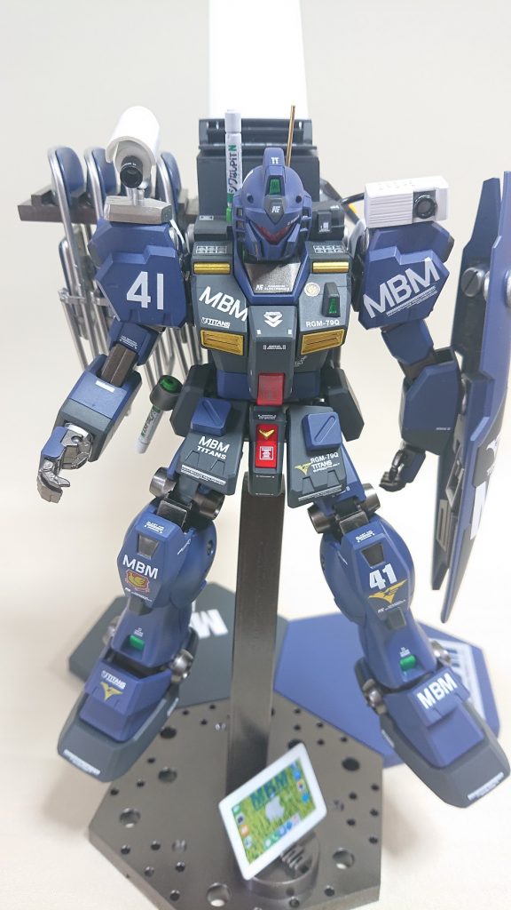 右肩が防犯カメラ、左肩がプロジェクター、足元にタブレット。