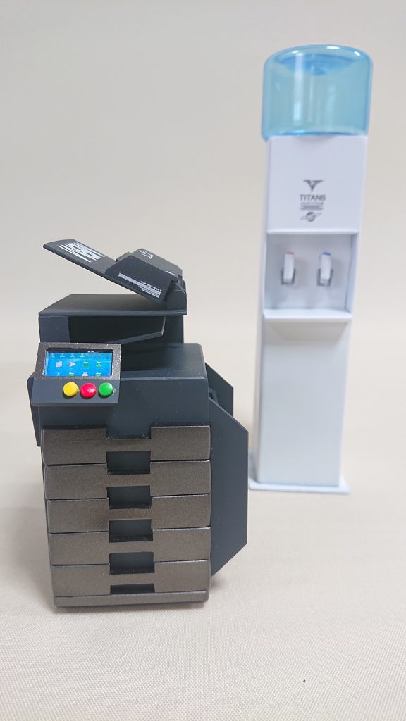 京セラ製デジタル複合機（のつもり）とウォーターサーバー（のつもり）。苦労してフルスクラッチした割にウォーターサーバーは取り扱っていないと判明。無視してそのまま採用。