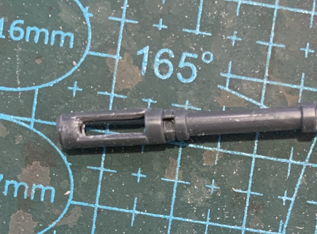 基本工作は胴体、武装の合わせ目消しとパーティング処理くらいです。フィフティーンキャリバーのフラッシュハイダーが開口していないのは流石にかっこ悪かったので、2連装でちょっと面倒ですが開けました。マニピュレータの爪先の肉抜きは不自然だと思いましたが、埋めるの面倒だったので放置です(笑)