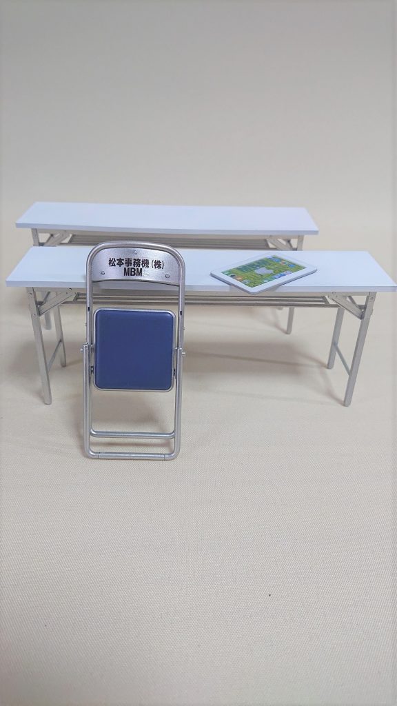 なかなかのクオリティながら、折りたたみ・展開ができない仕様。パイプ椅子の座面にはそのままティターンズブルーを使ったが、実際こんな色だなぁと（笑）まさか…ホンモノもティターンズ？！