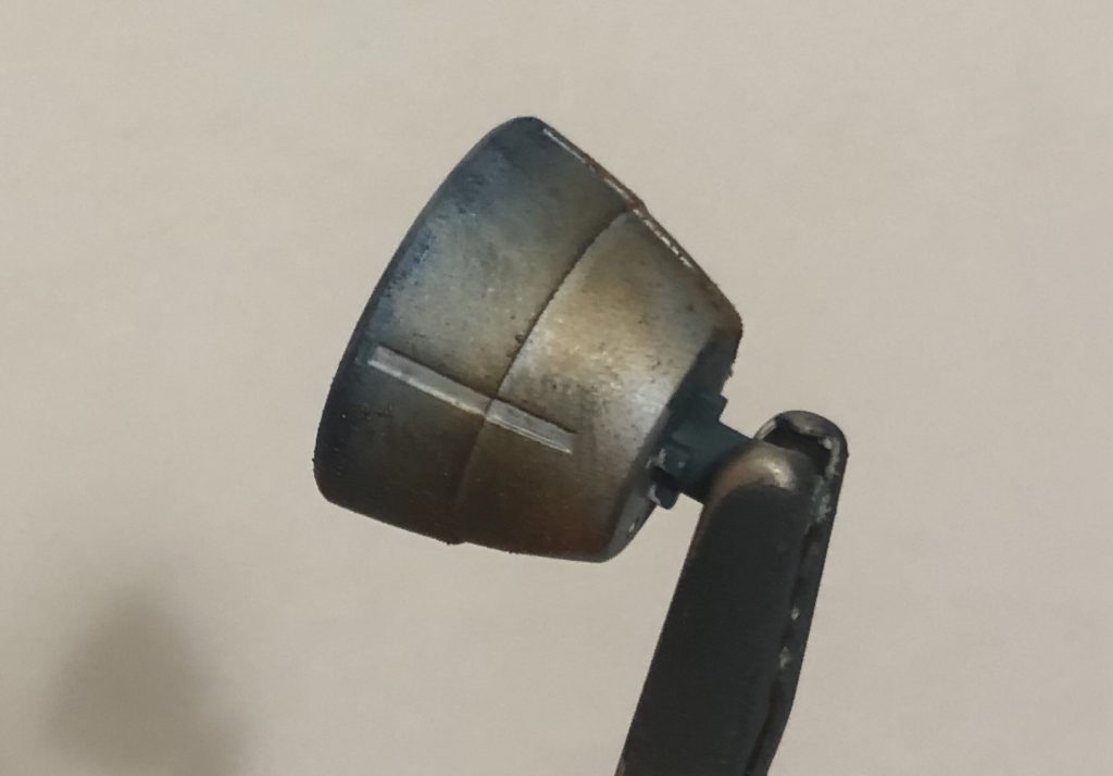 肩と背面のバーニアは銀色で塗装し、ウェザリングマスターで赤焼け青焼けを足しました