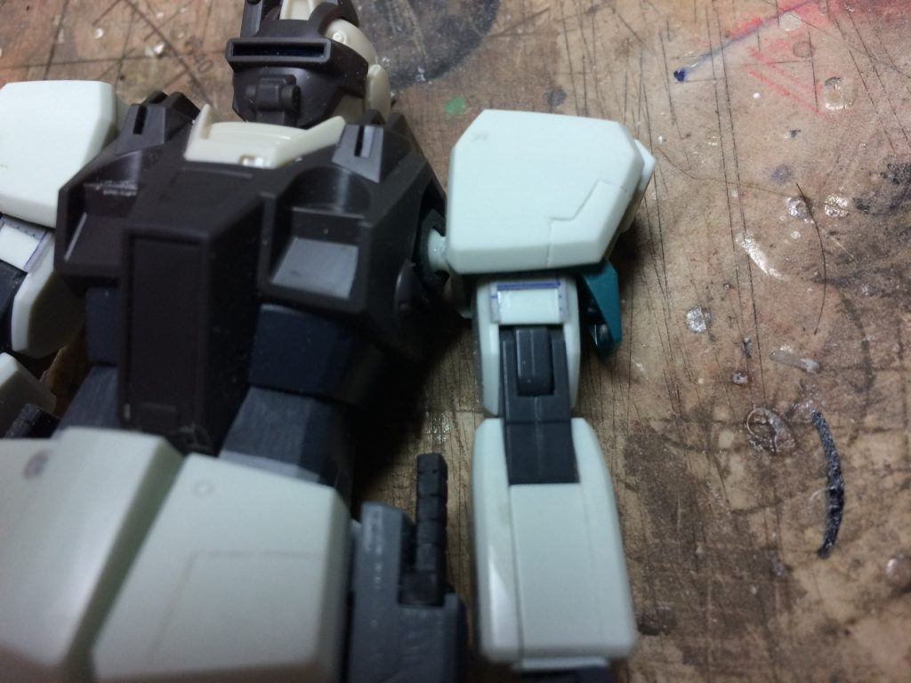 二の腕にも、プラ板で段落ちモールドを再現しました。こういう工程はめったにしないので、楽しかったです。