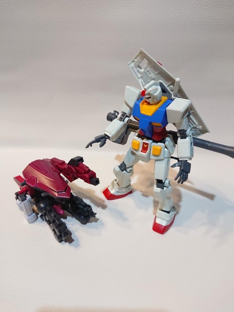 「ホンマなんやねんな、もう…。 お、なんやこいつ。」