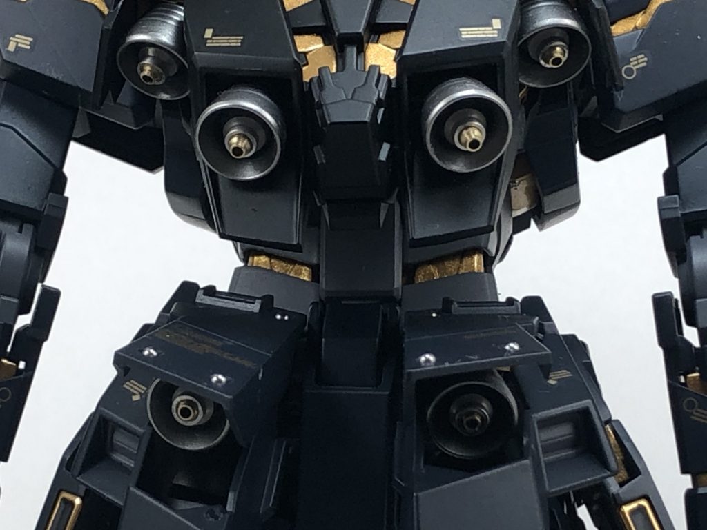 スラスターは、全て内部にメタルパーツを付けて多重構造化しています。