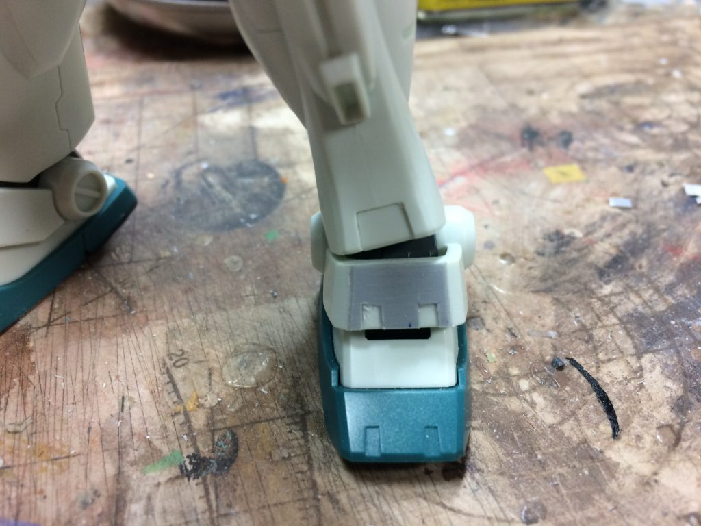 加工した部分です。アンクルガードに段落ちモールドをプラ板で再現。