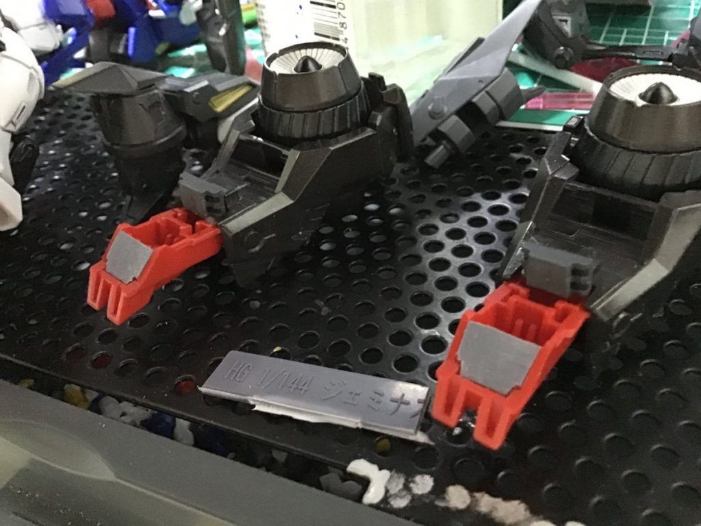 フル装備時に爪先になる部分は結構肉抜きが目立ったので、ランナーのタグを切ってフタをしてます。