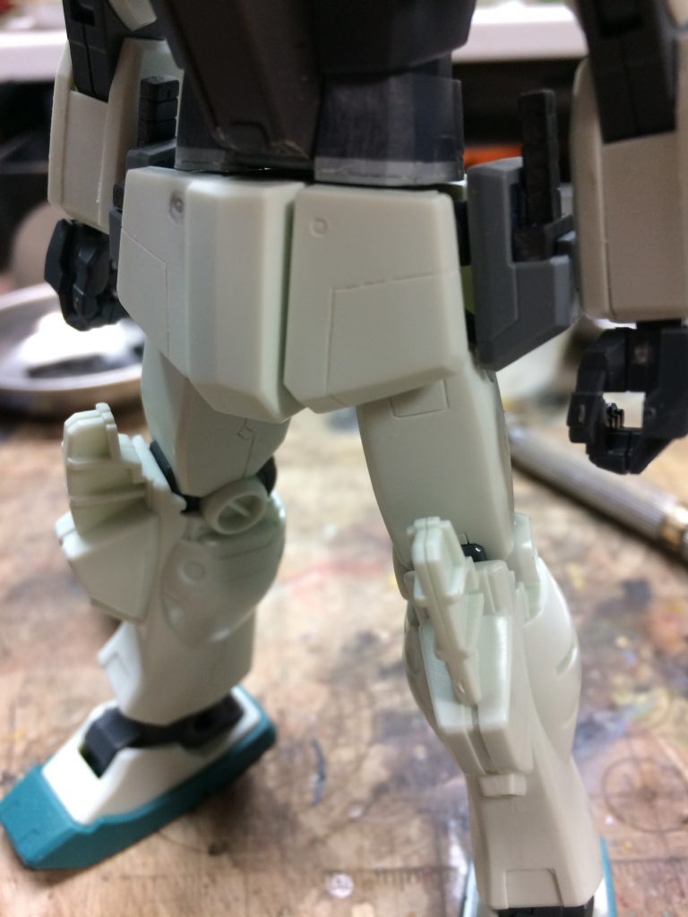 太ももとフロントアーマー等には筋彫りを追加。フロントアーマーの丸いモールドはマイクロリベットパンチを使って、施しました。