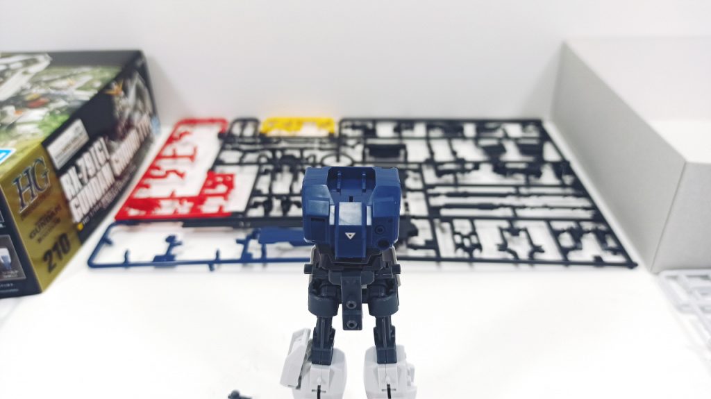 胸部も組立てます。