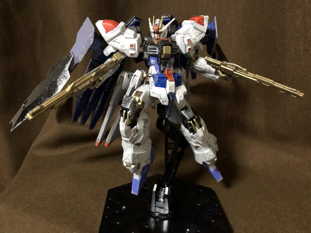 《スキュラ 複列位相エネルギー砲》膝部に装備された高出力エネルギー砲。膝スキュラ。使用時は膝部分の装甲がスライドすることで銃口が出現する。ガンプラって作った人が「ここからビームが出ます！」って言えばビームが出るようになるから言ったもん勝ちですよね。HAHAHA！