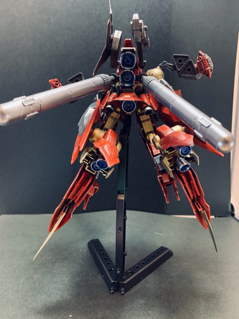 背部にブースターとプロペラントタンクを追加、本当はサイコザクのブースターを使ってV.O.Bを表現したかったんですが、そのためにキットを買うのは流石にキツい^_^